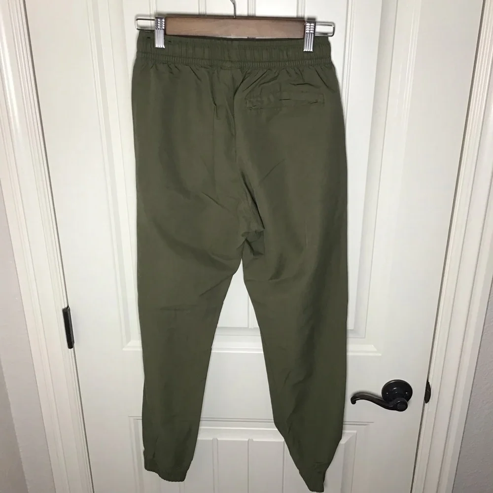 Nike Slim Fit Jogger in Olive Green Size Small.